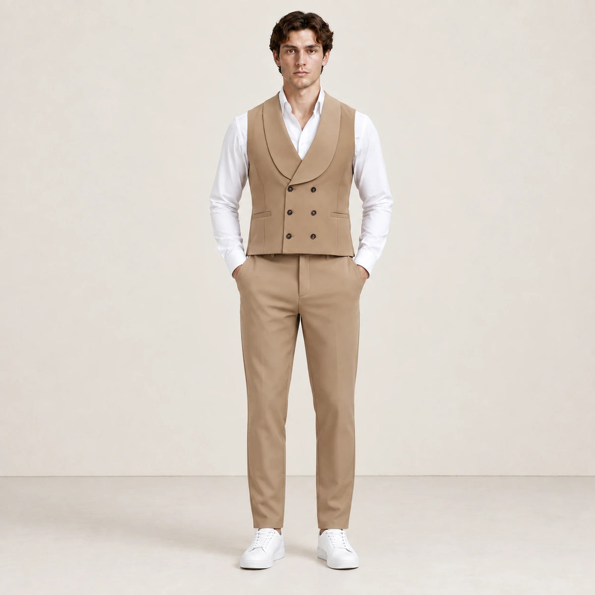 Ensemble kaki avec gilet croisé et pantalon assorti, porté de face dans le studio IVAREE.