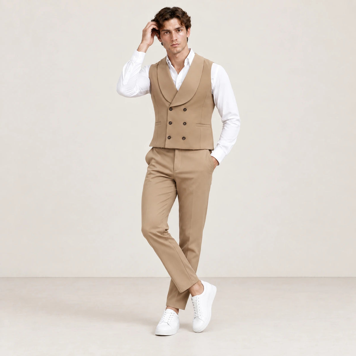 Ensemble kaki avec gilet croisé et pantalon assorti, porté dans une pose naturelle au studio IVAREE.