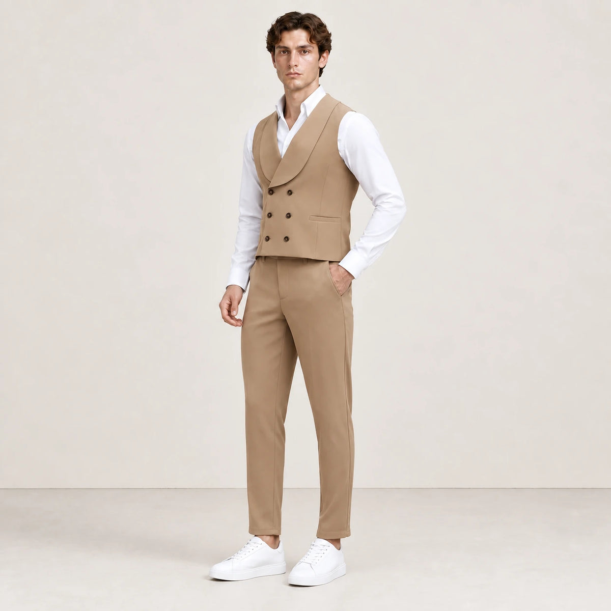 Ensemble kaki avec gilet croisé et pantalon assorti, porté de trois-quarts dans le studio IVAREE.