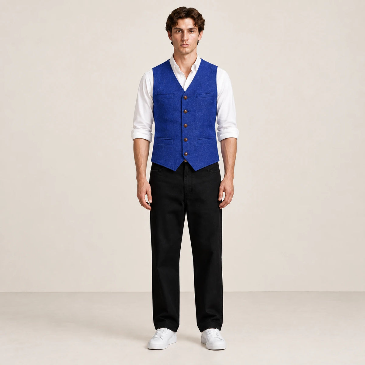 Gilet bleu à boutons porté de face dans le studio IVAREE.
