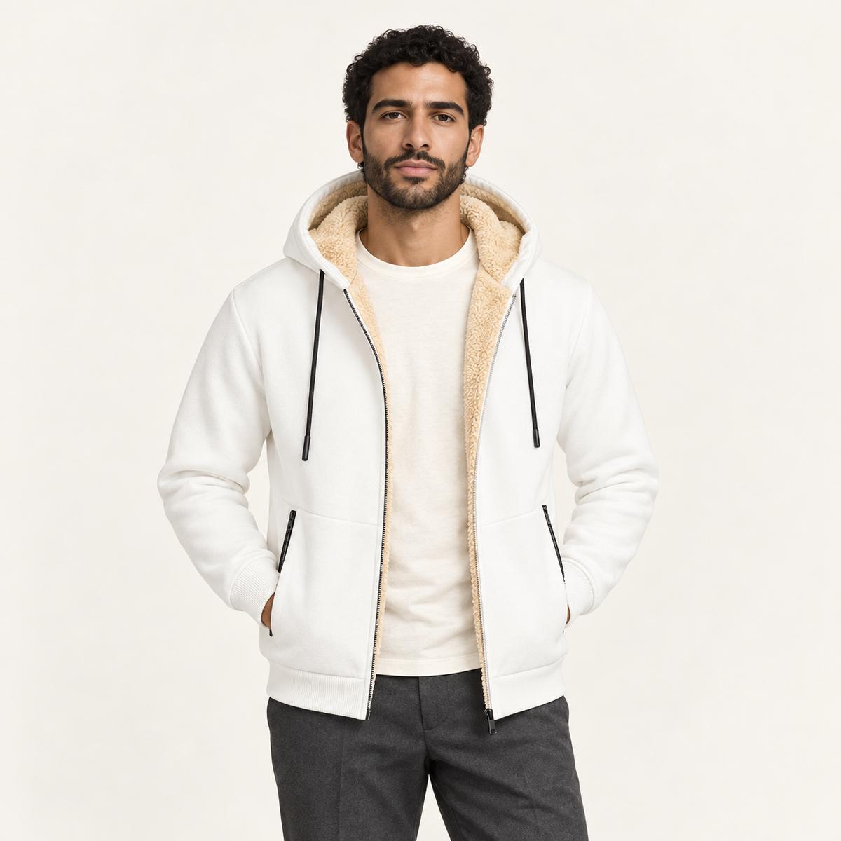 Gilet à capuche effet sherpa blanc porté par un mannequin IVAREE, vue de face