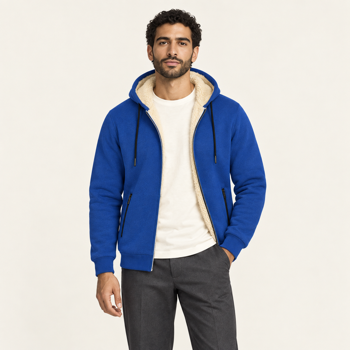 Gilet à capuche effet sherpa bleu roi porté par un mannequin IVAREE, vue de face