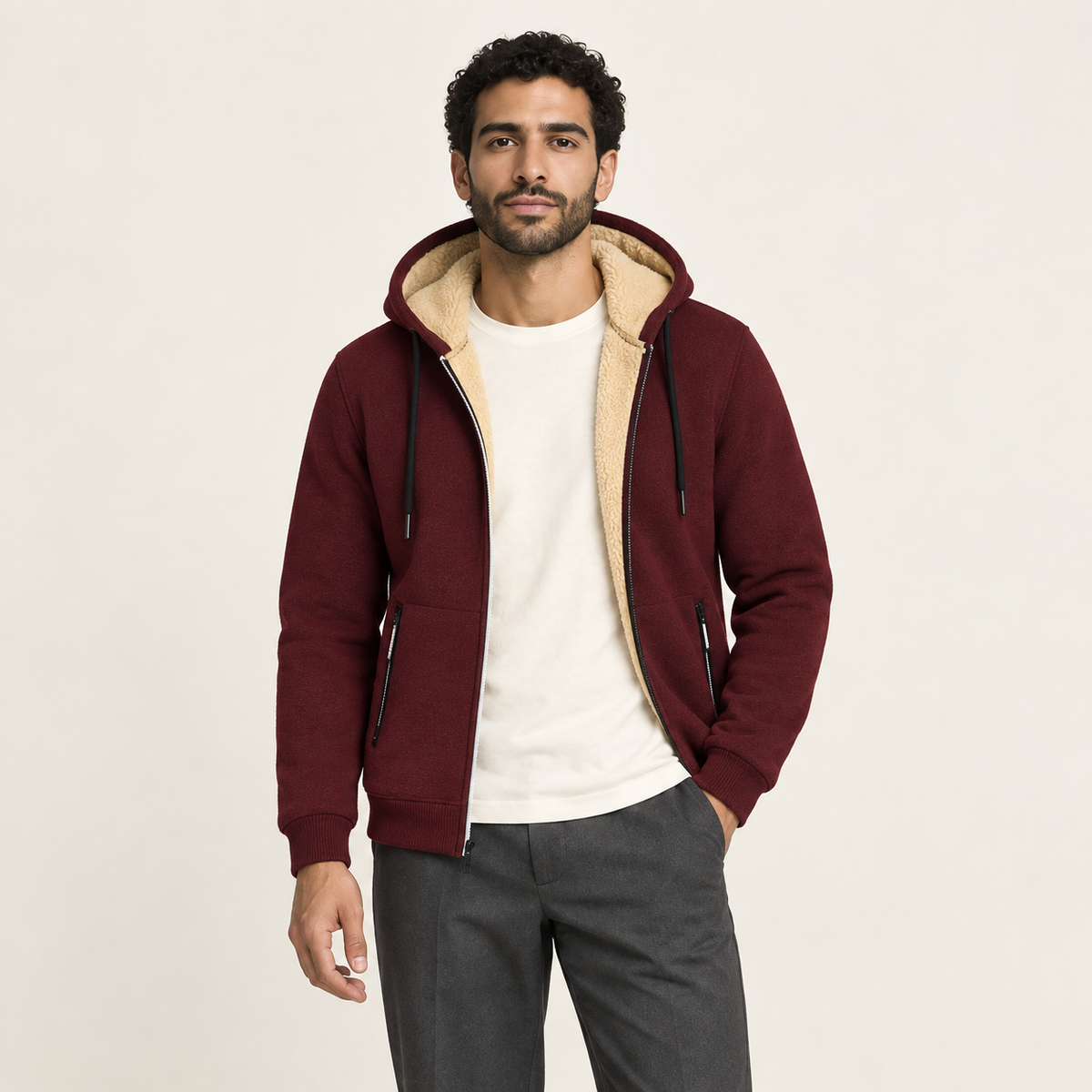 Gilet à capuche effet sherpa bordeaux porté par un mannequin IVAREE, vue de face