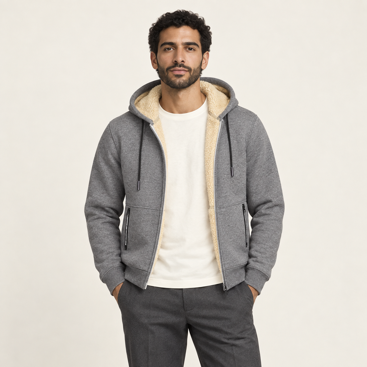 Gilet à capuche effet sherpa gris porté par un mannequin IVAREE, vue de face