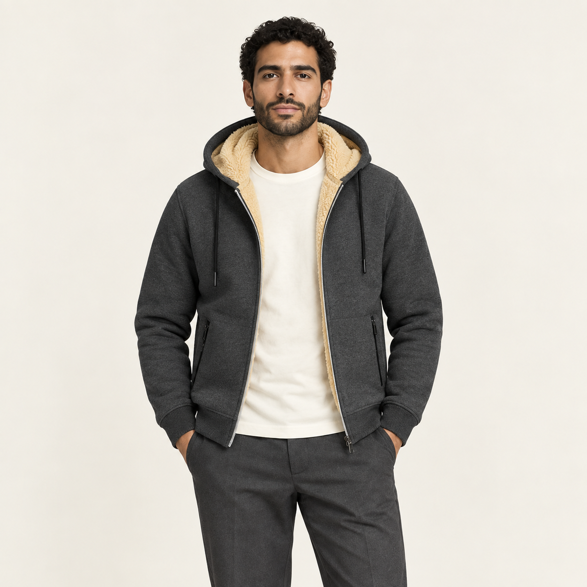 Gilet à capuche effet sherpa gris foncé porté par un mannequin IVAREE, vue de face