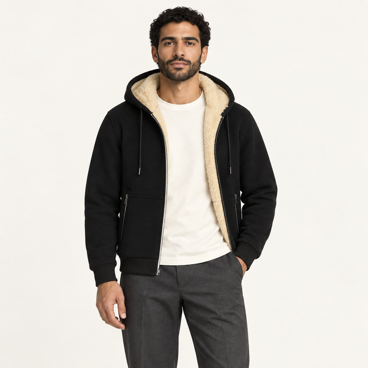 Gilet à capuche effet sherpa noir porté par un mannequin IVAREE, vue de face
