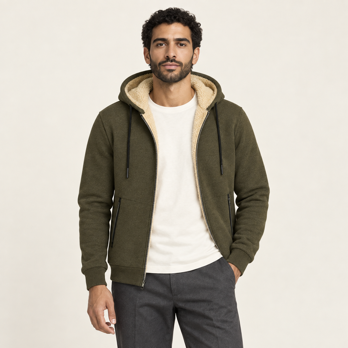 Gilet à capuche effet sherpa vert kaki porté par un mannequin IVAREE, vue de face