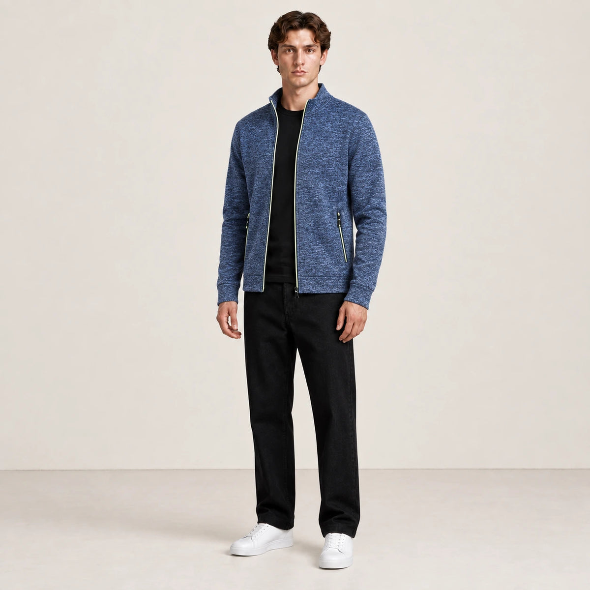 Gilet bleu à col montant porté de trois-quarts dans le studio IVAREE.