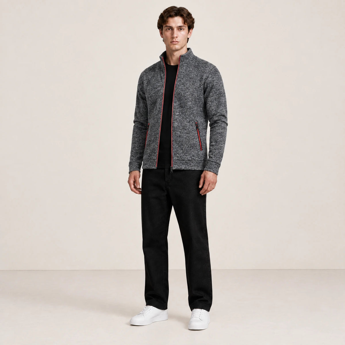 Gilet gris à col montant porté de trois-quarts dans le studio IVAREE.