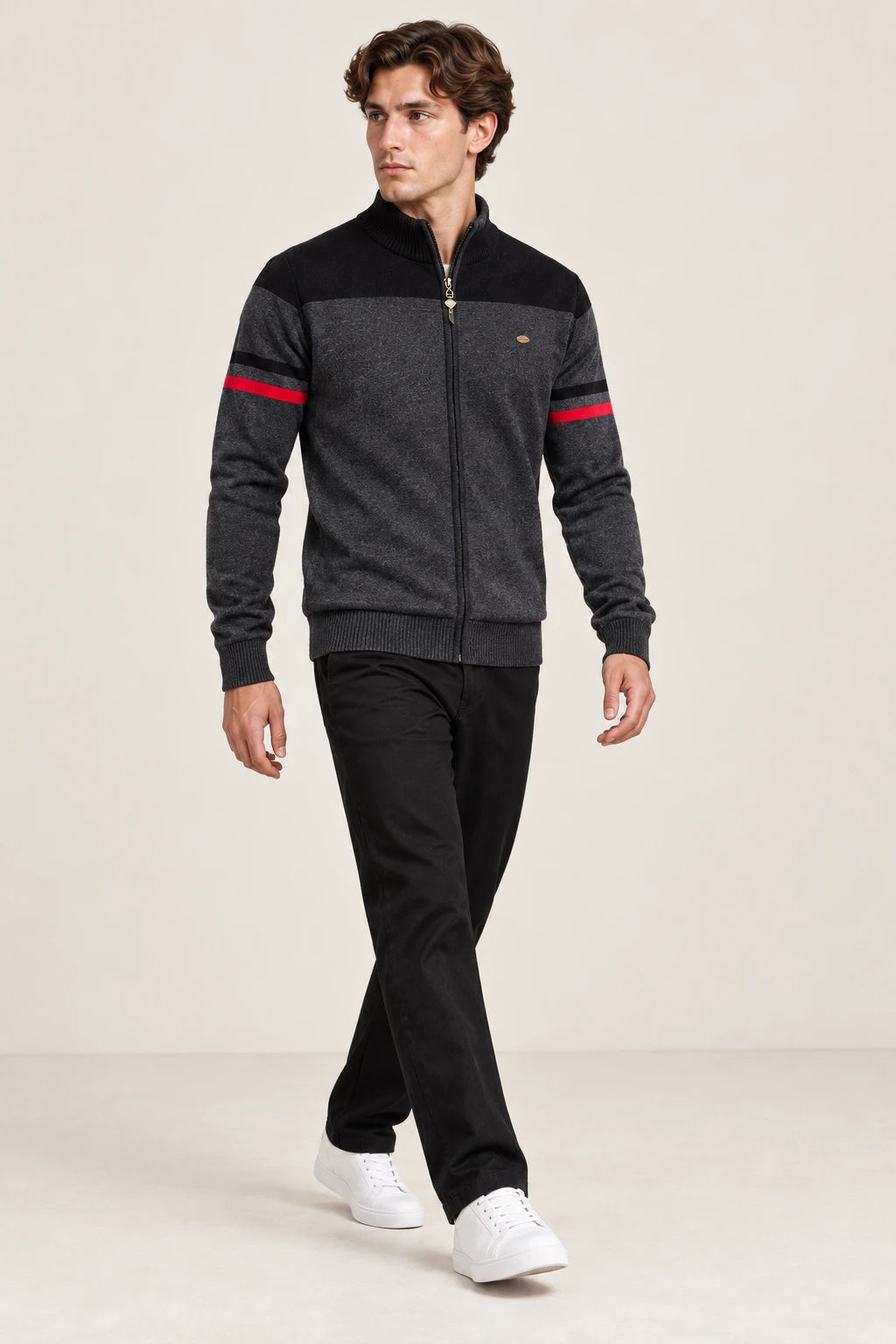 Gilet zippé gris anthracite et noir à col cheminée, porté en marche de trois-quarts dans le studio IVAREE.