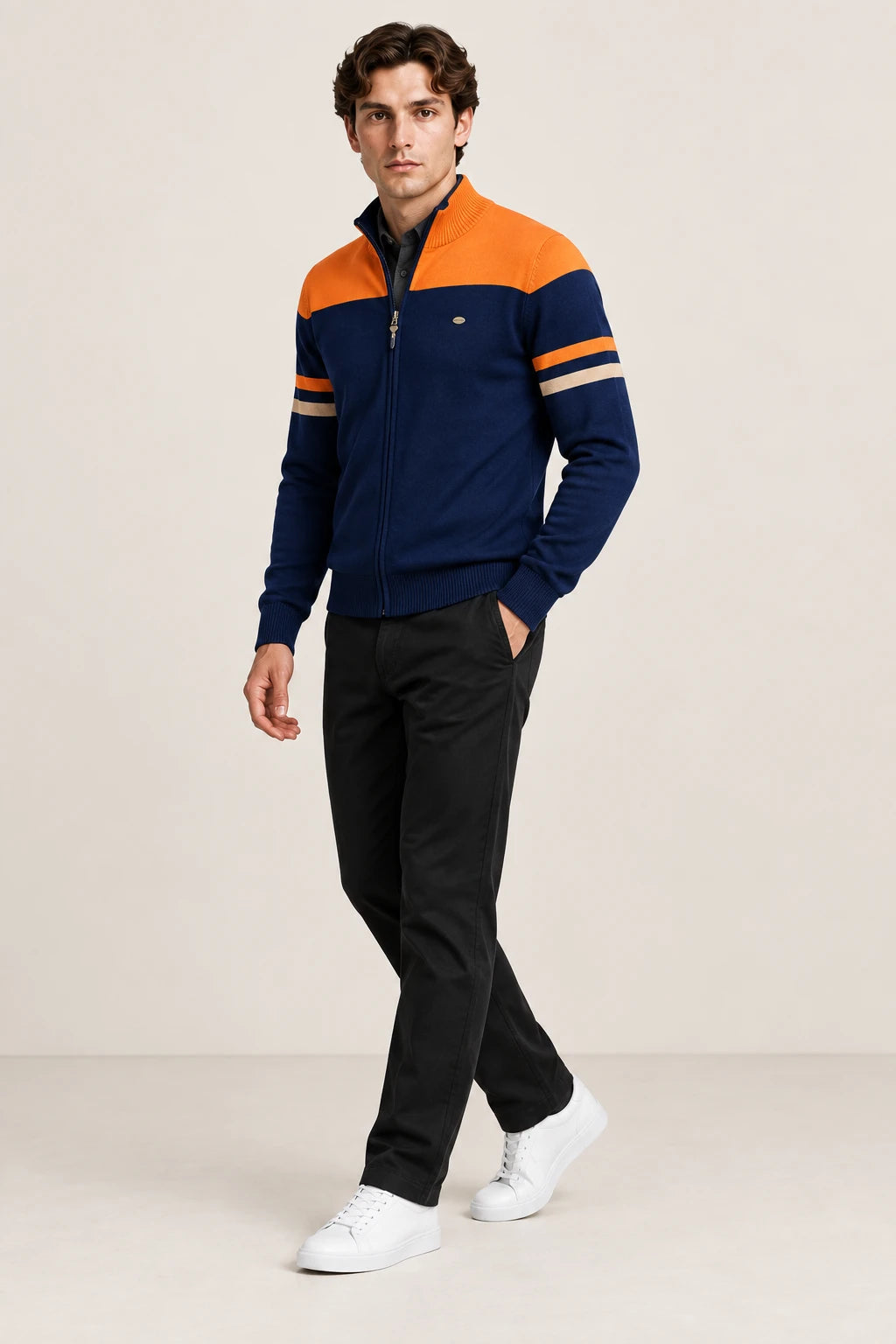 Gilet zippé bleu marine et orange à col cheminée, porté en marche de trois-quarts dans le studio IVAREE.