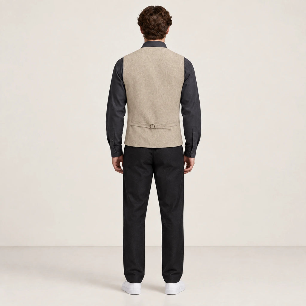 Gilet de costume beige à col V et patte de réglage, vu de dos dans le studio IVAREE.