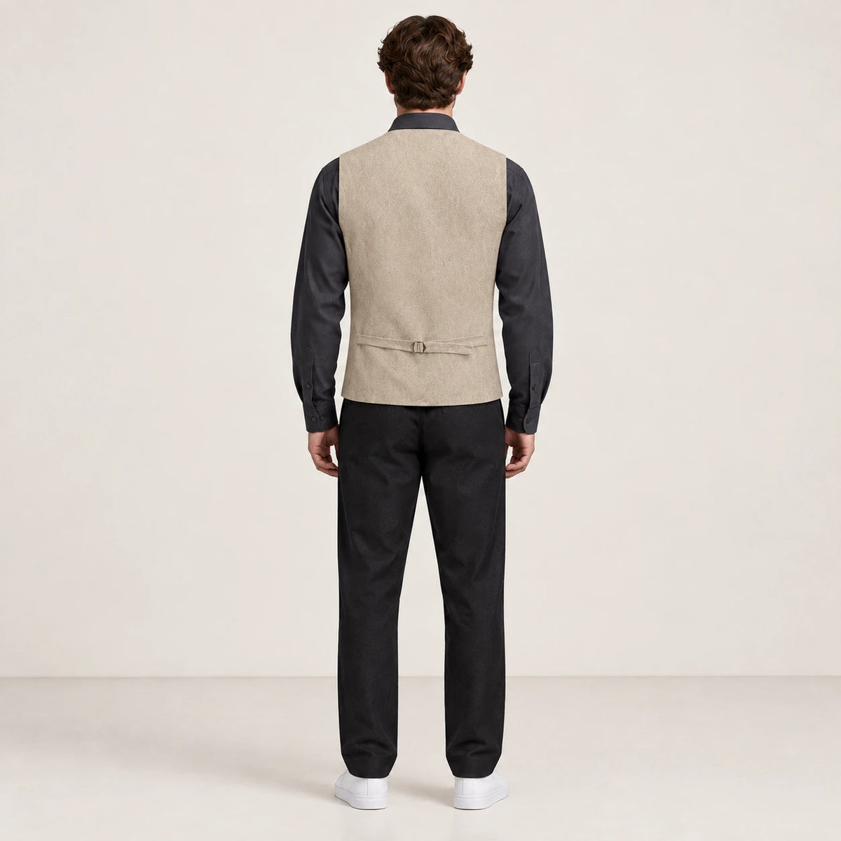 Gilet de costume beige à col V et patte de réglage, vu de dos dans le studio IVAREE.