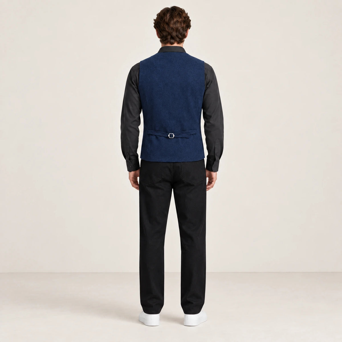 Gilet de costume bleu marine à col V et patte de réglage, vu de dos dans le studio IVAREE.