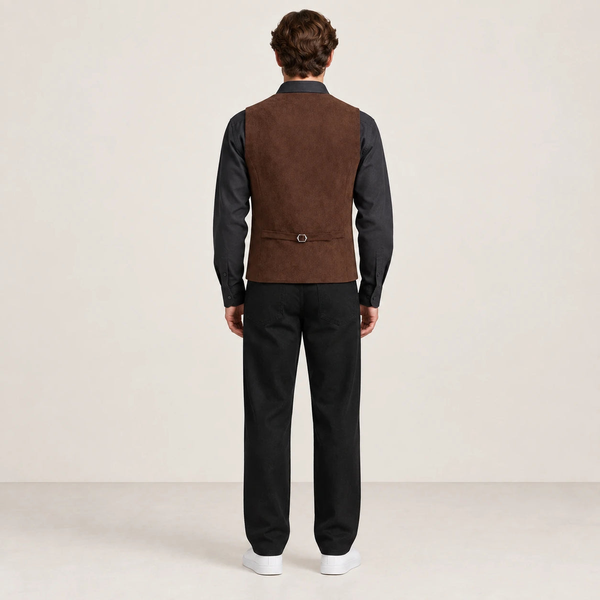 Gilet de costume café à col V et patte de réglage, vu de dos dans le studio IVAREE.