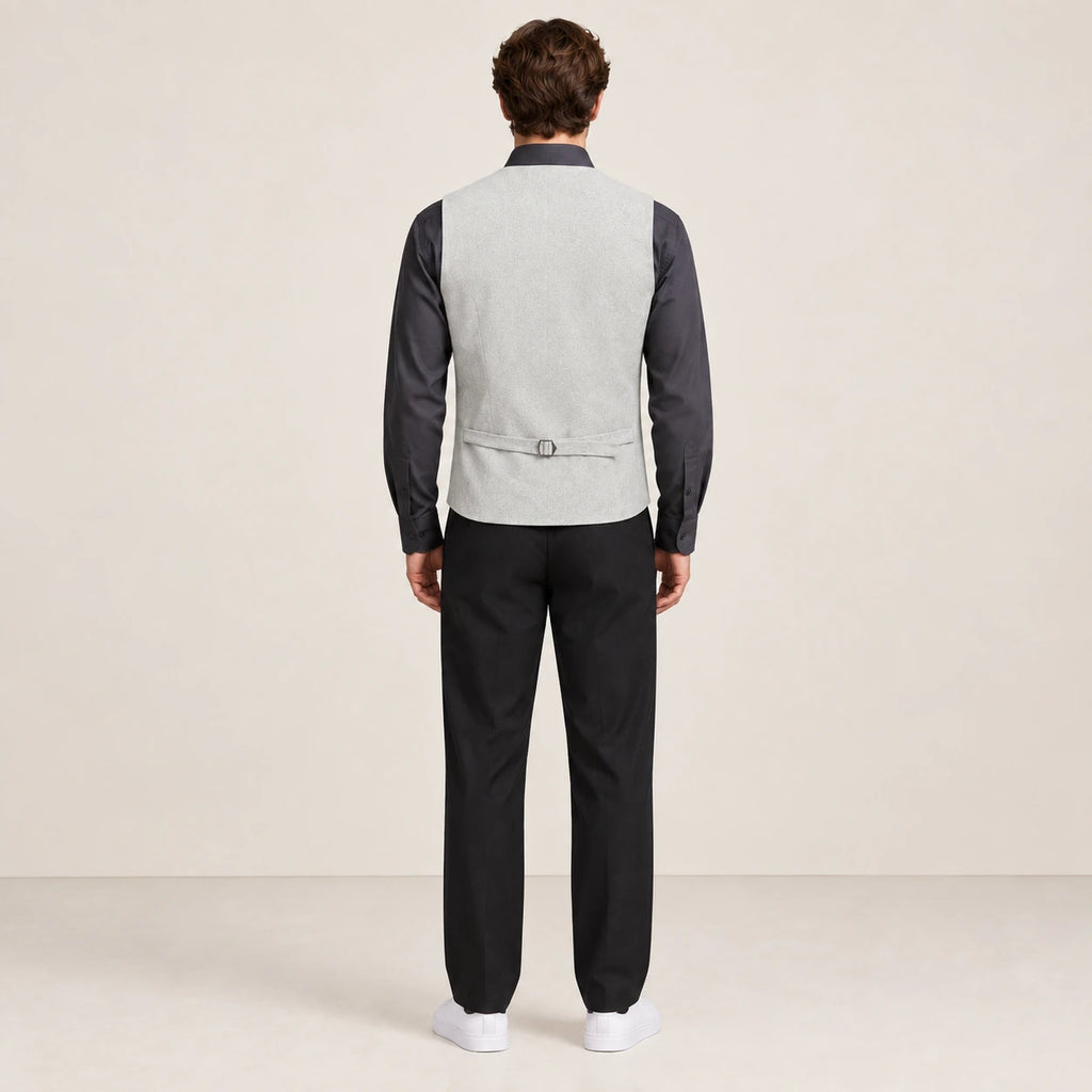 Gilet de costume gris clair à col V et patte de réglage, vu de dos dans le studio IVAREE.