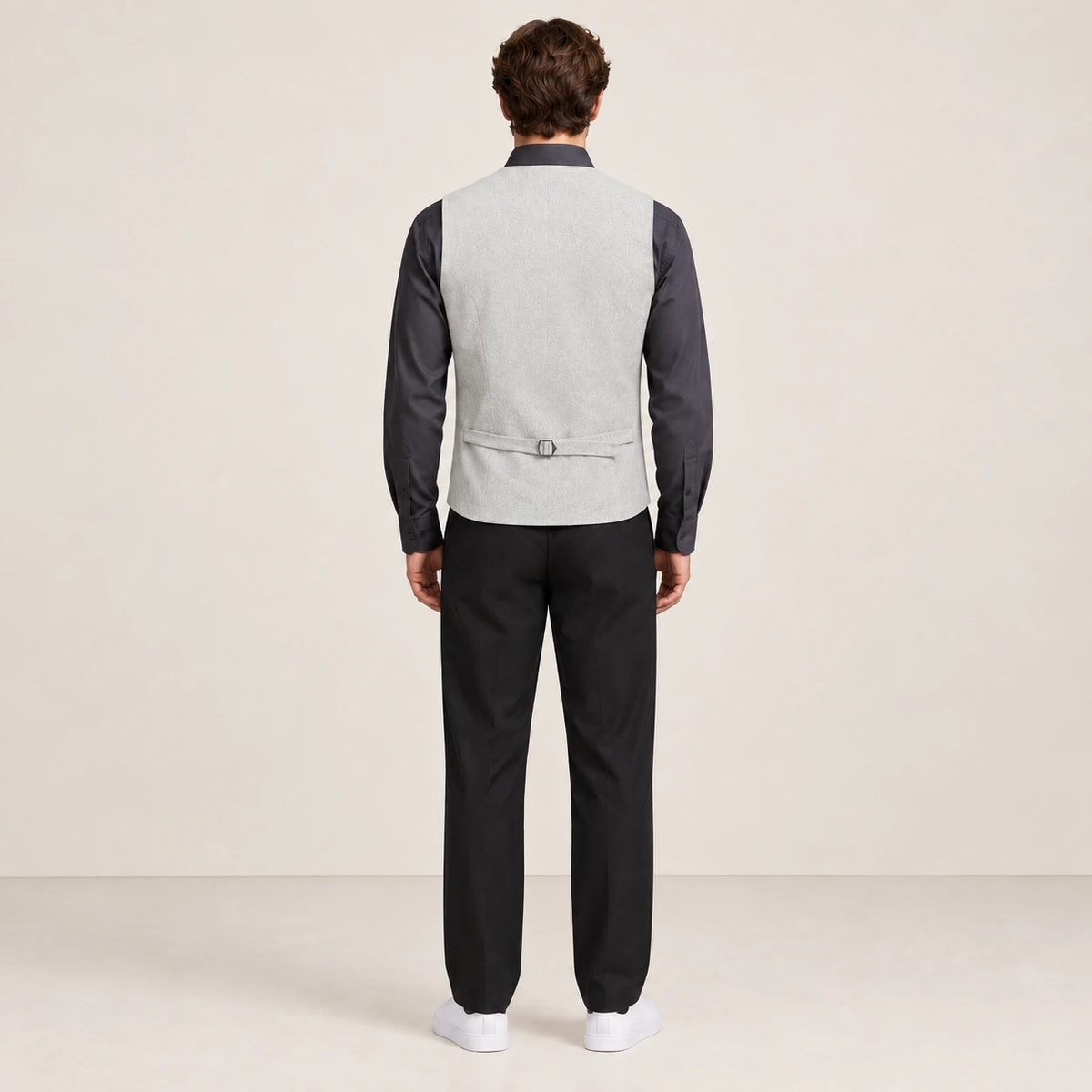 Gilet de costume gris clair à col V et patte de réglage, vu de dos dans le studio IVAREE.