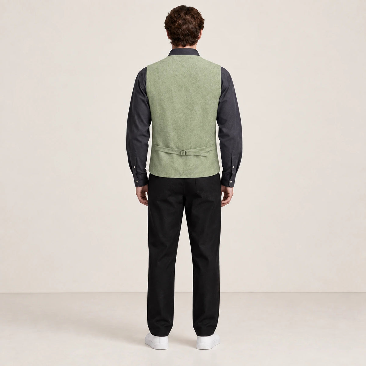 Gilet de costume matcha à col V et patte de réglage, vu de dos dans le studio IVAREE.