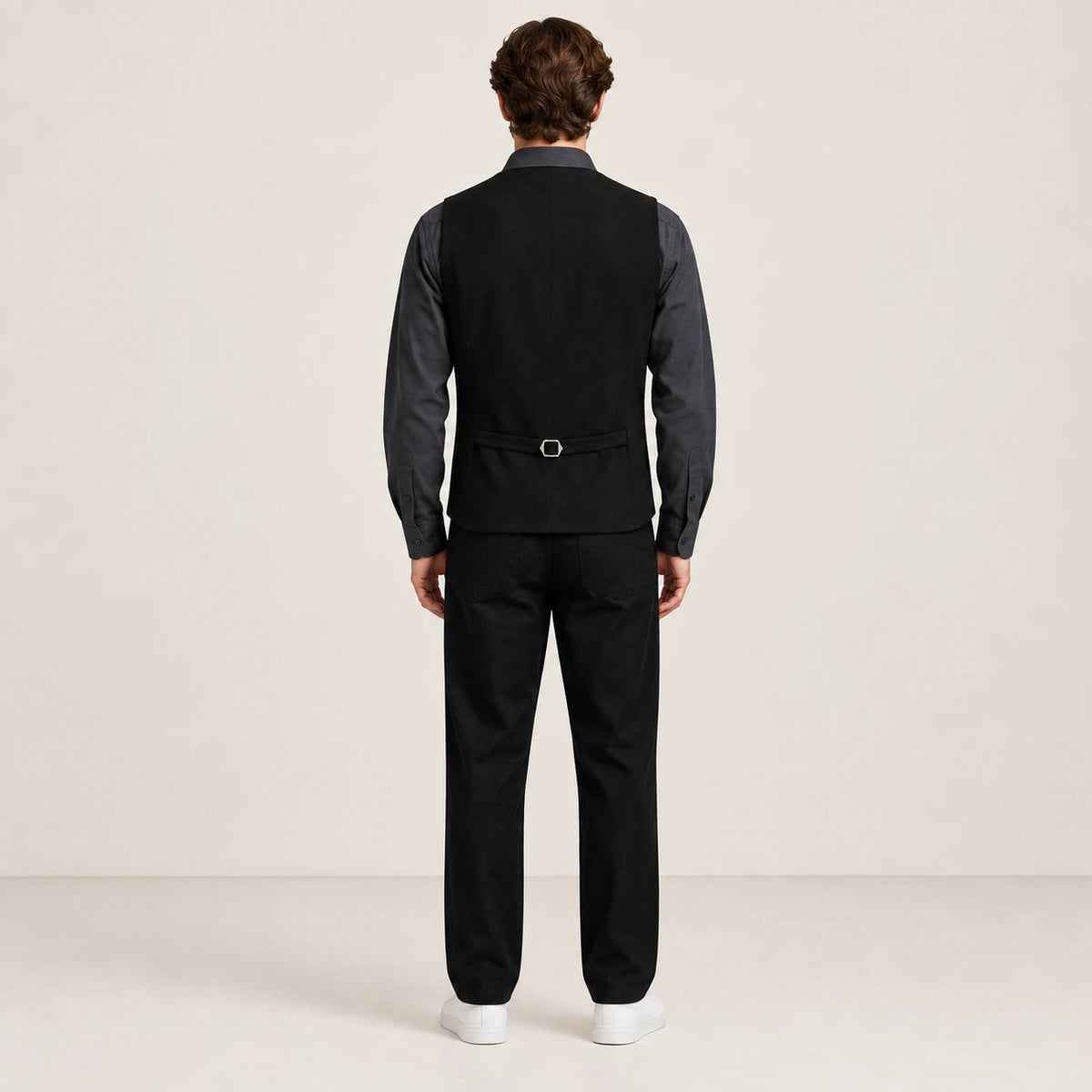 Gilet de costume noir à col V et patte de réglage, vu de dos dans le studio IVAREE.