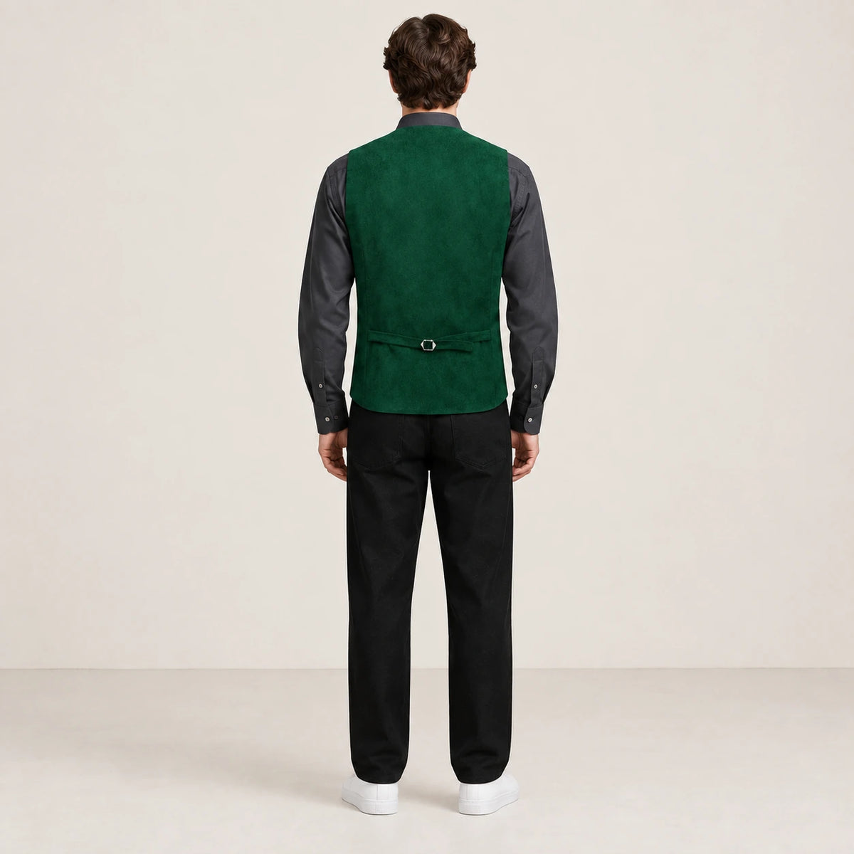 Gilet de costume vert foncé à col V et patte de réglage, vu de dos dans le studio IVAREE.