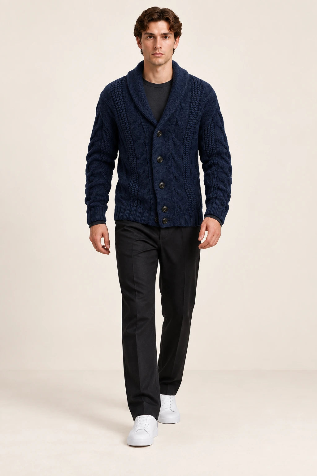 Cardigan bleu foncé en maille épaisse torsadée à col châle et quatre boutons, porté de face dans le studio IVAREE.