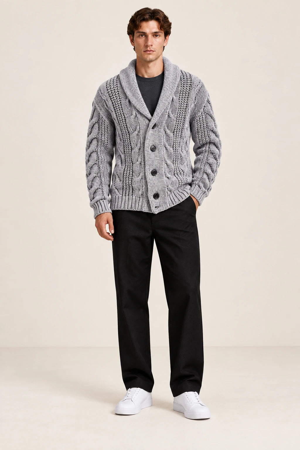 Cardigan gris clair en maille épaisse torsadée à col châle et quatre boutons, porté de face dans le studio IVAREE.