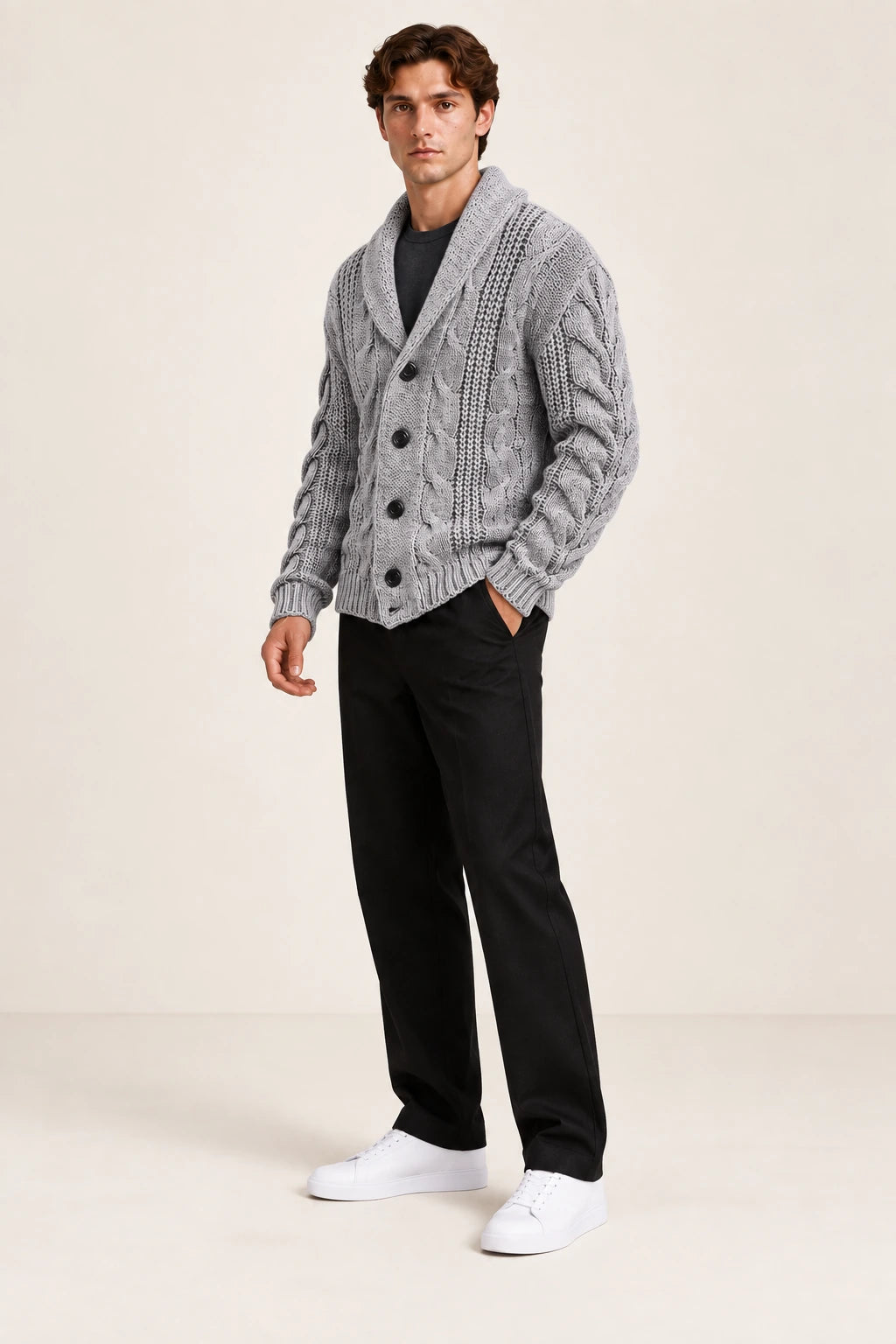 Cardigan gris clair en maille épaisse torsadée à col châle, porté de trois-quarts dans le studio IVAREE.