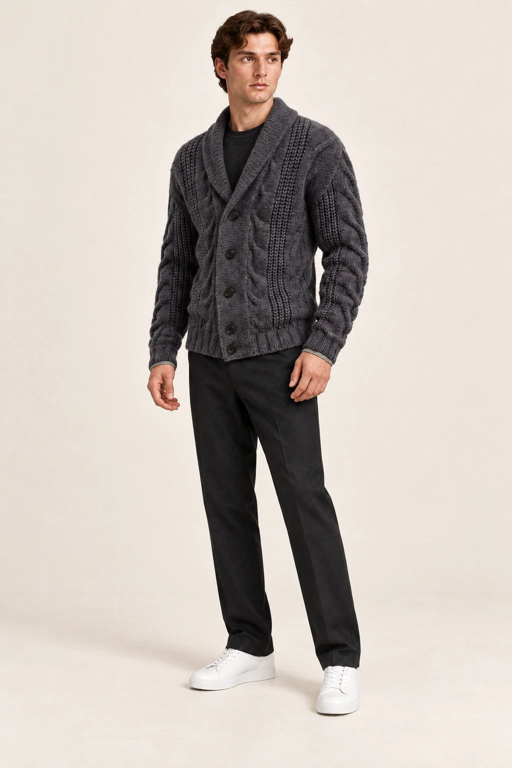 Cardigan gris foncé en maille épaisse torsadée à col châle, porté de trois-quarts dans le studio IVAREE.