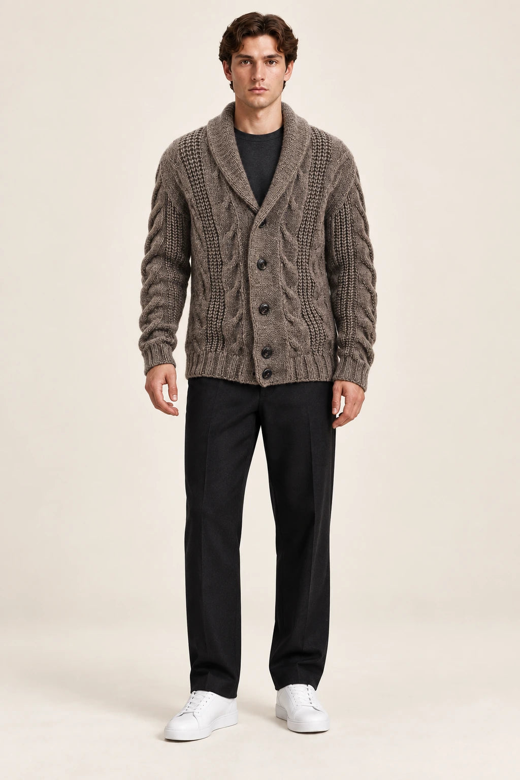Cardigan marron taupe en maille épaisse torsadée à col châle et quatre boutons, porté de face dans le studio IVAREE.