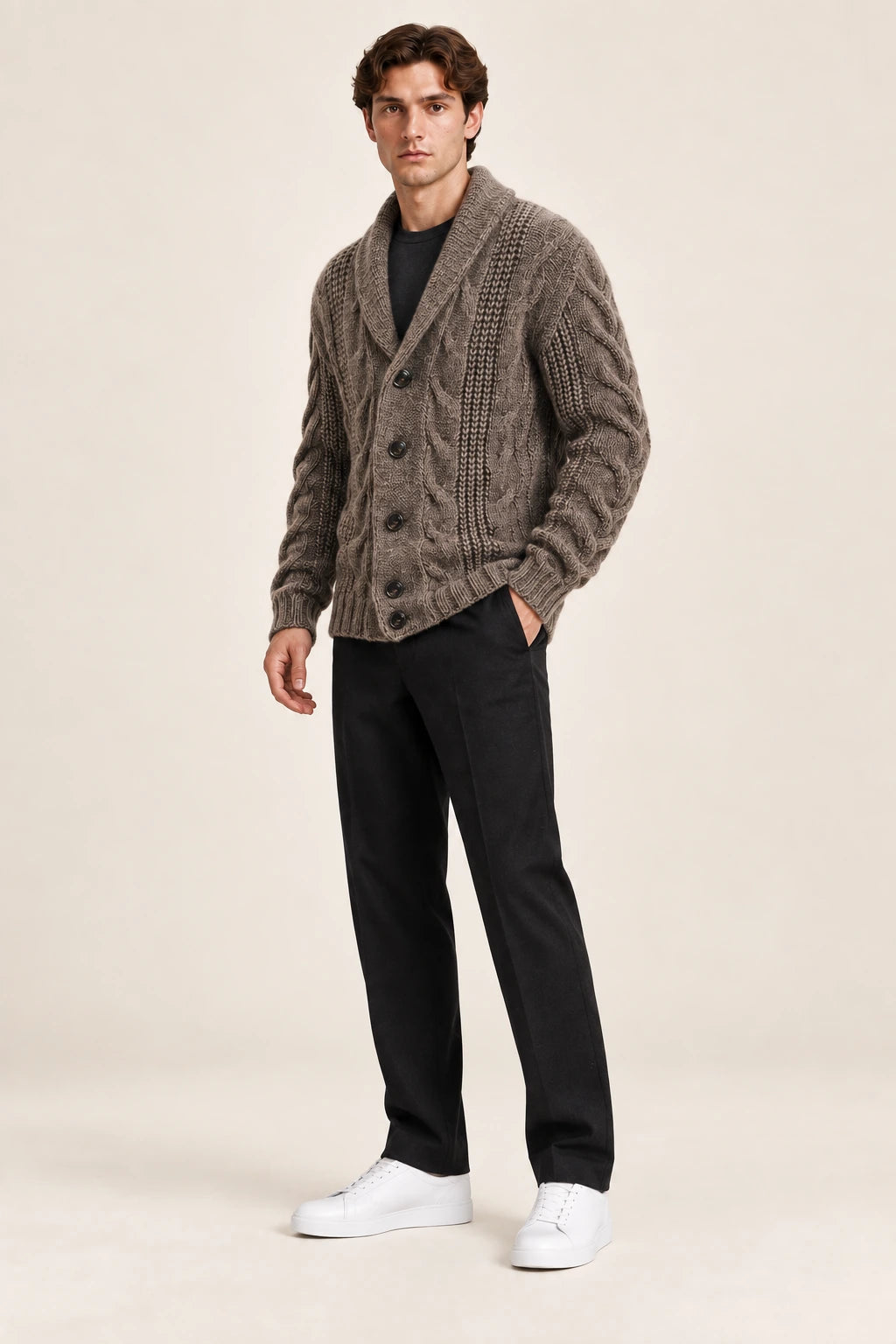 Cardigan marron taupe en maille épaisse torsadée à col châle, porté de trois-quarts dans le studio IVAREE.