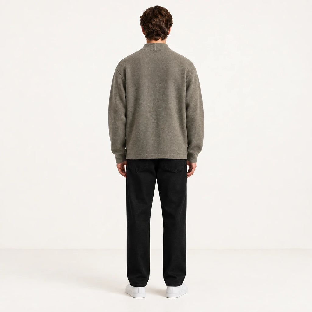 Gilet kaki en maille à col montant ouvert, vu de dos dans le studio IVAREE.