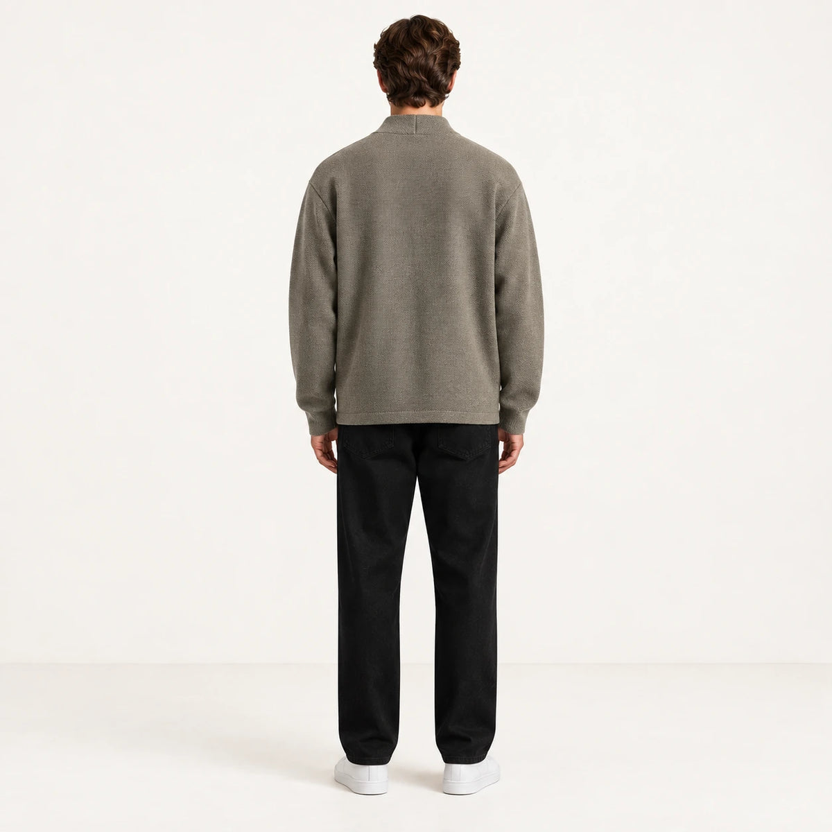 Gilet kaki en maille à col montant ouvert, vu de dos dans le studio IVAREE.
