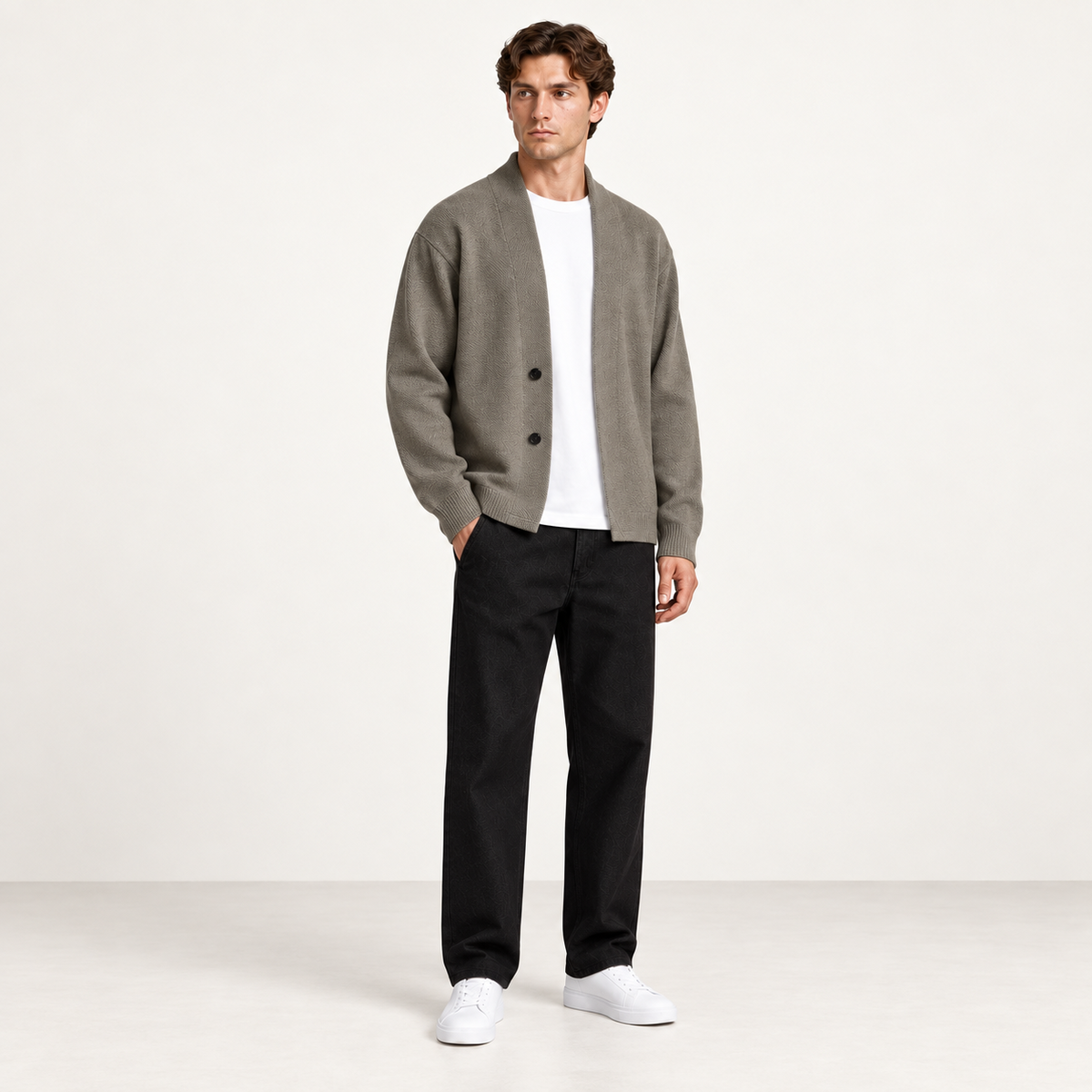 Gilet kaki en maille à col montant ouvert, porté de trois-quarts dans le studio IVAREE.
