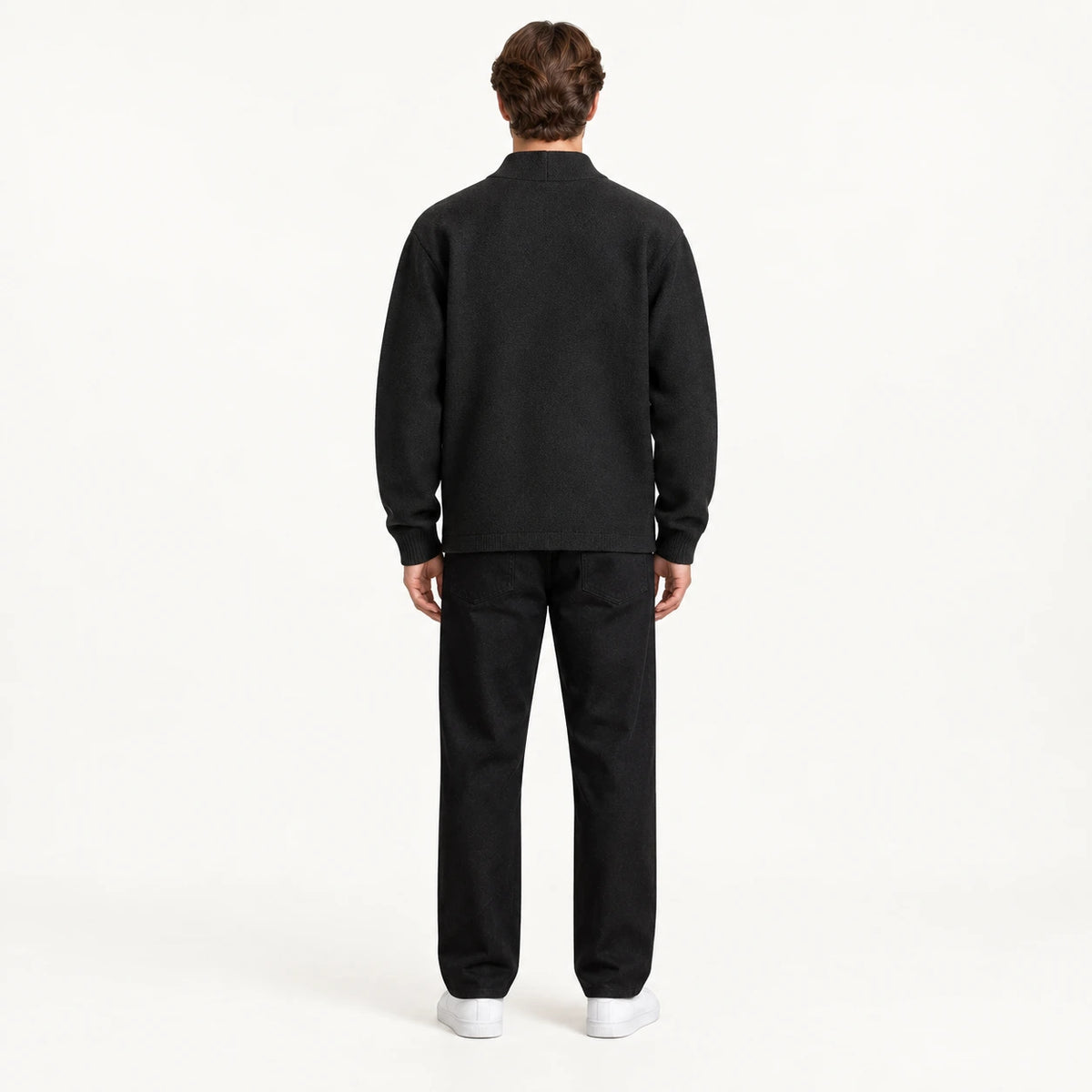 Gilet noir en maille à col montant ouvert, vu de dos dans le studio IVAREE.