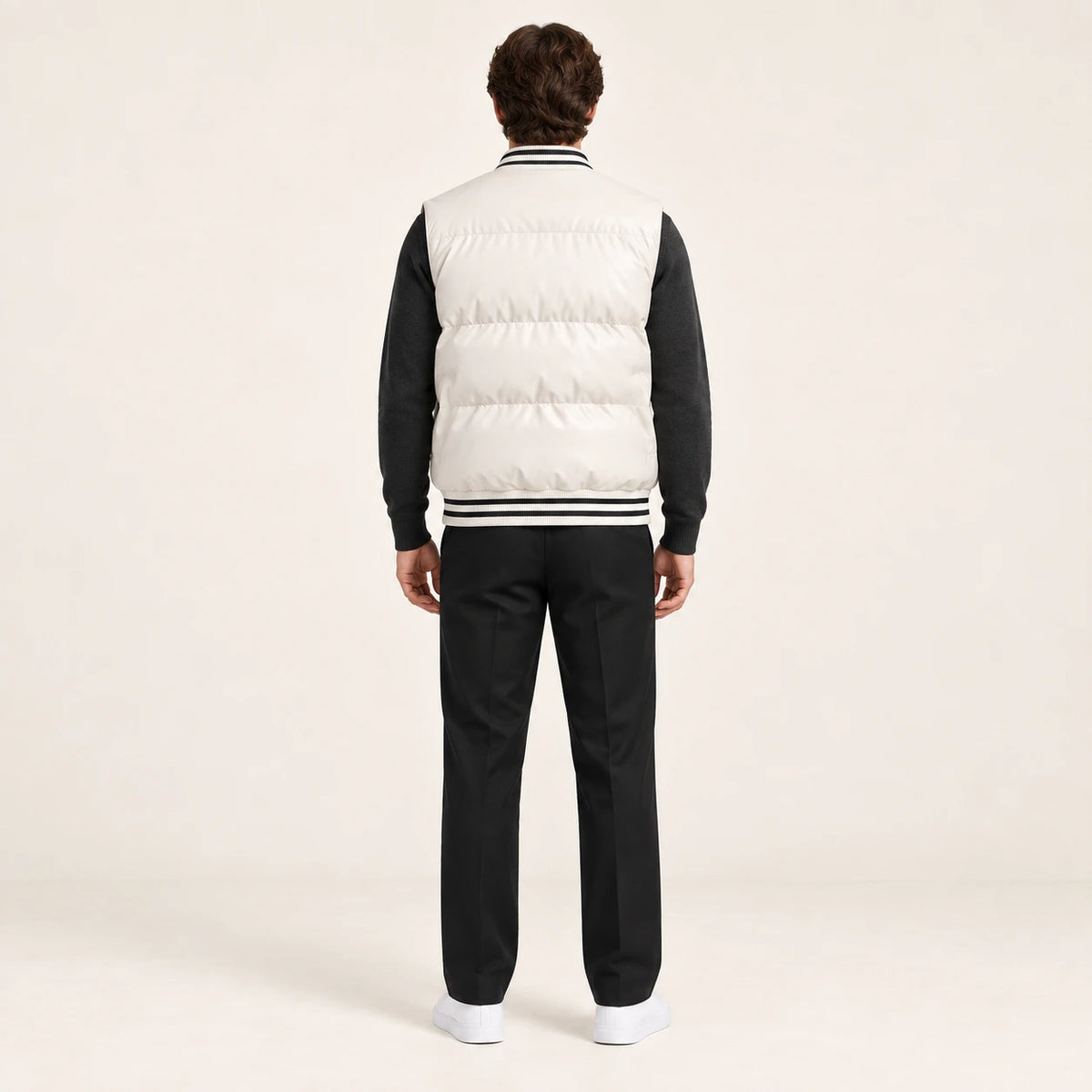 Gilet matelassé beige, vue de dos dans le studio IVAREE
