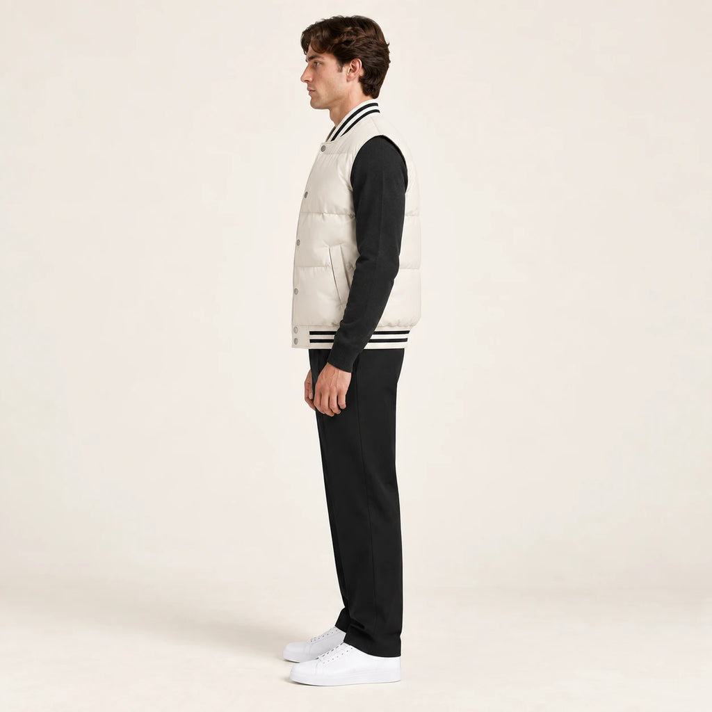 Gilet matelassé beige, vue de profil dans le studio IVAREE