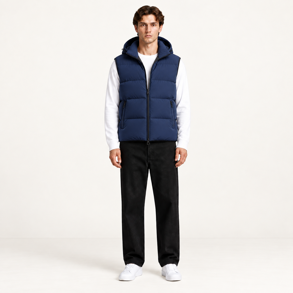 Gilet matelassé à capuche bleu roi face, dans le studio IVAREE.