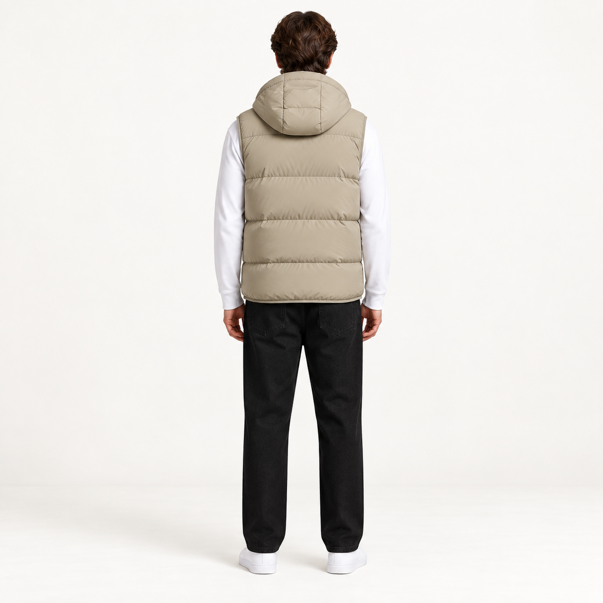 Gilet matelassé à capuche kaki dos, dans le studio IVAREE.