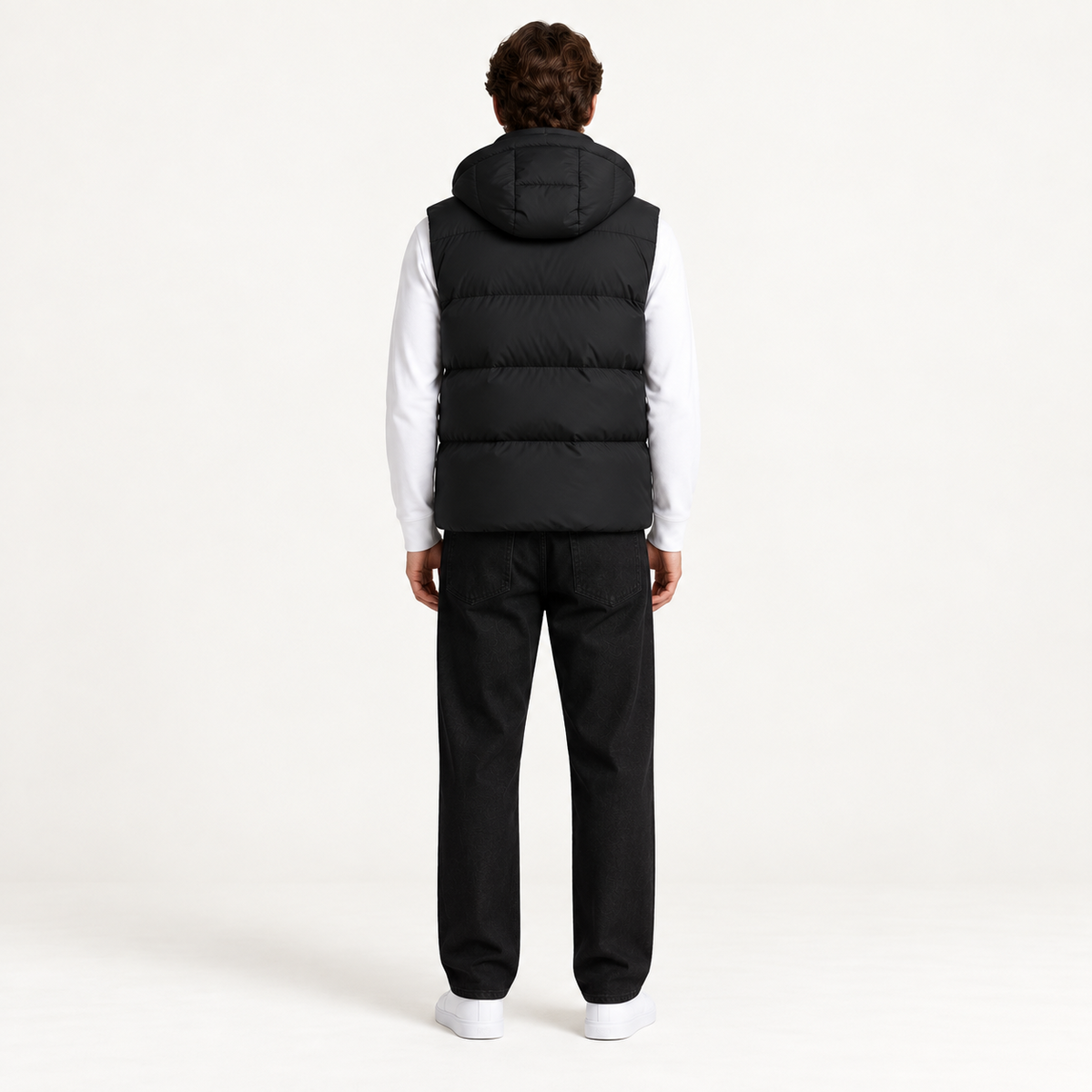 Gilet matelassé à capuche noir dos, dans le studio IVAREE.