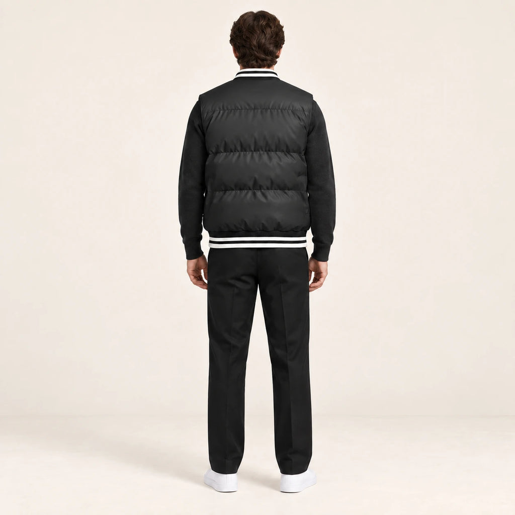 Gilet matelassé noir, vue de dos dans le studio IVAREE