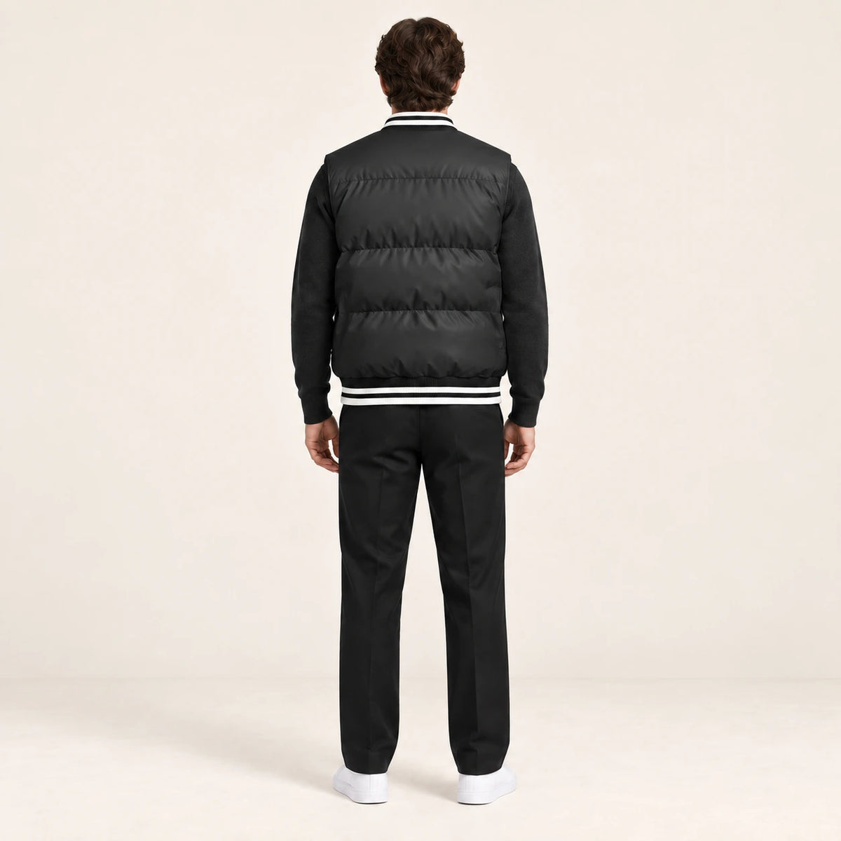 Gilet matelassé noir, vue de dos dans le studio IVAREE