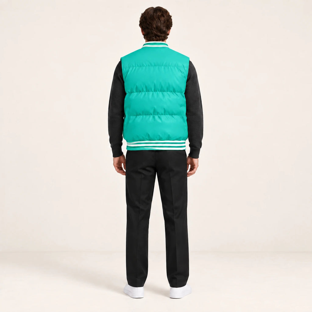 Gilet matelassé vert émeraude, vue de dos dans le studio IVAREE