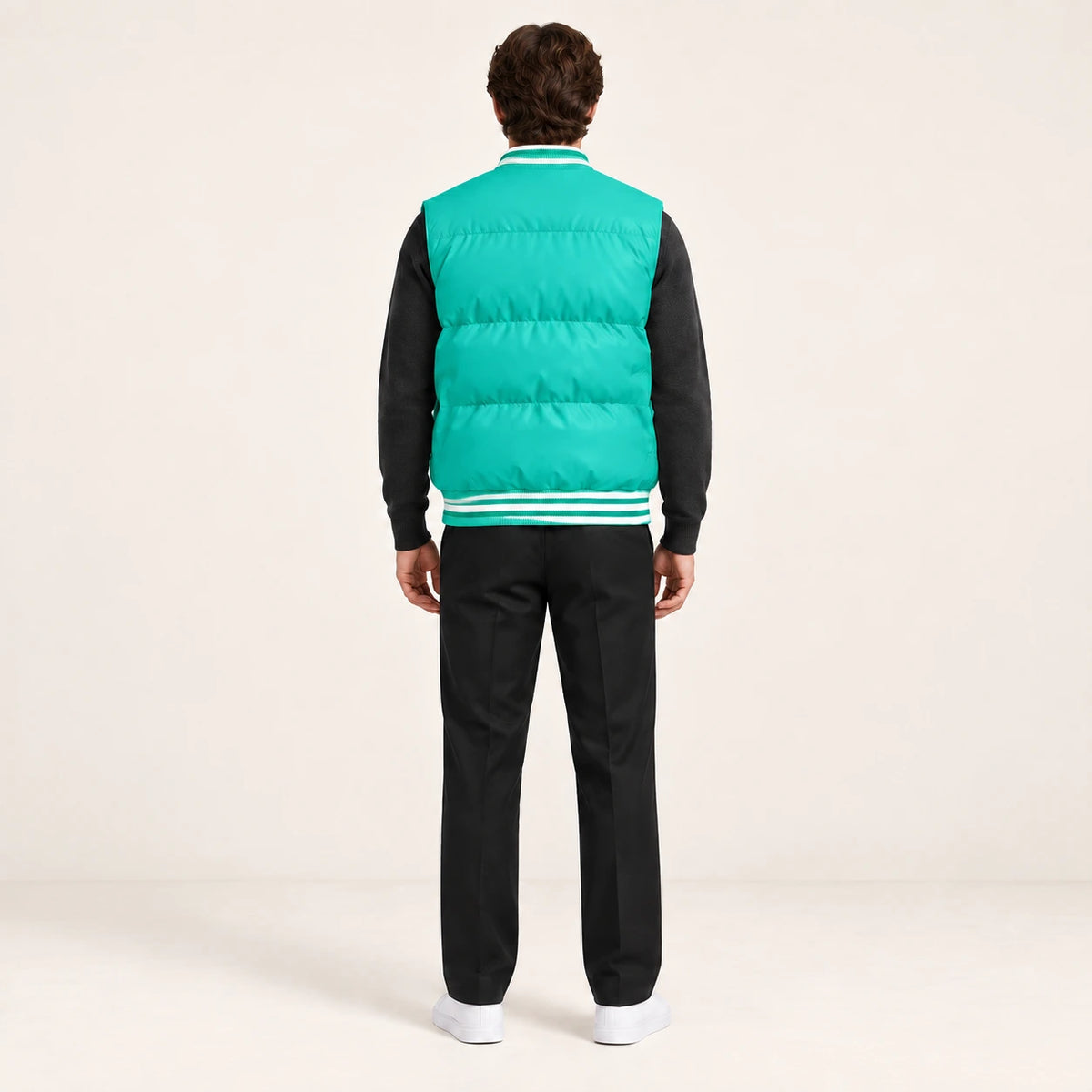 Gilet matelassé vert émeraude, vue de dos dans le studio IVAREE