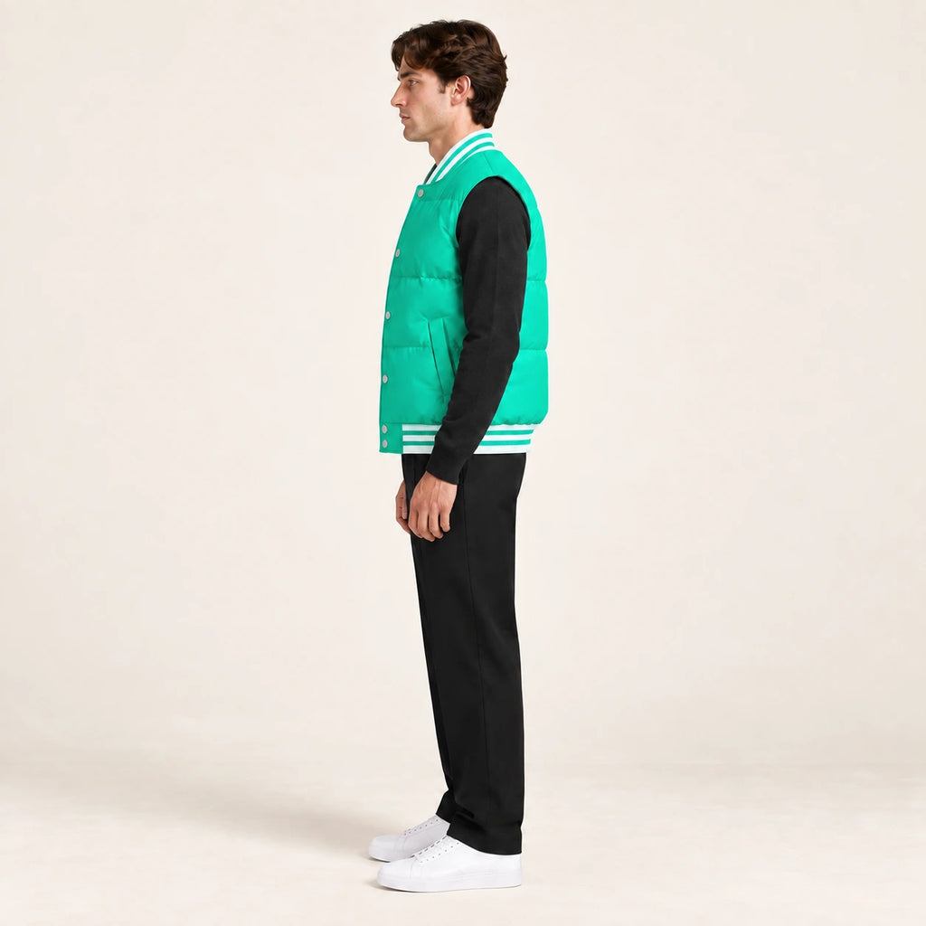 Gilet matelassé vert émeraude, vue de profil dans le studio IVAREE
