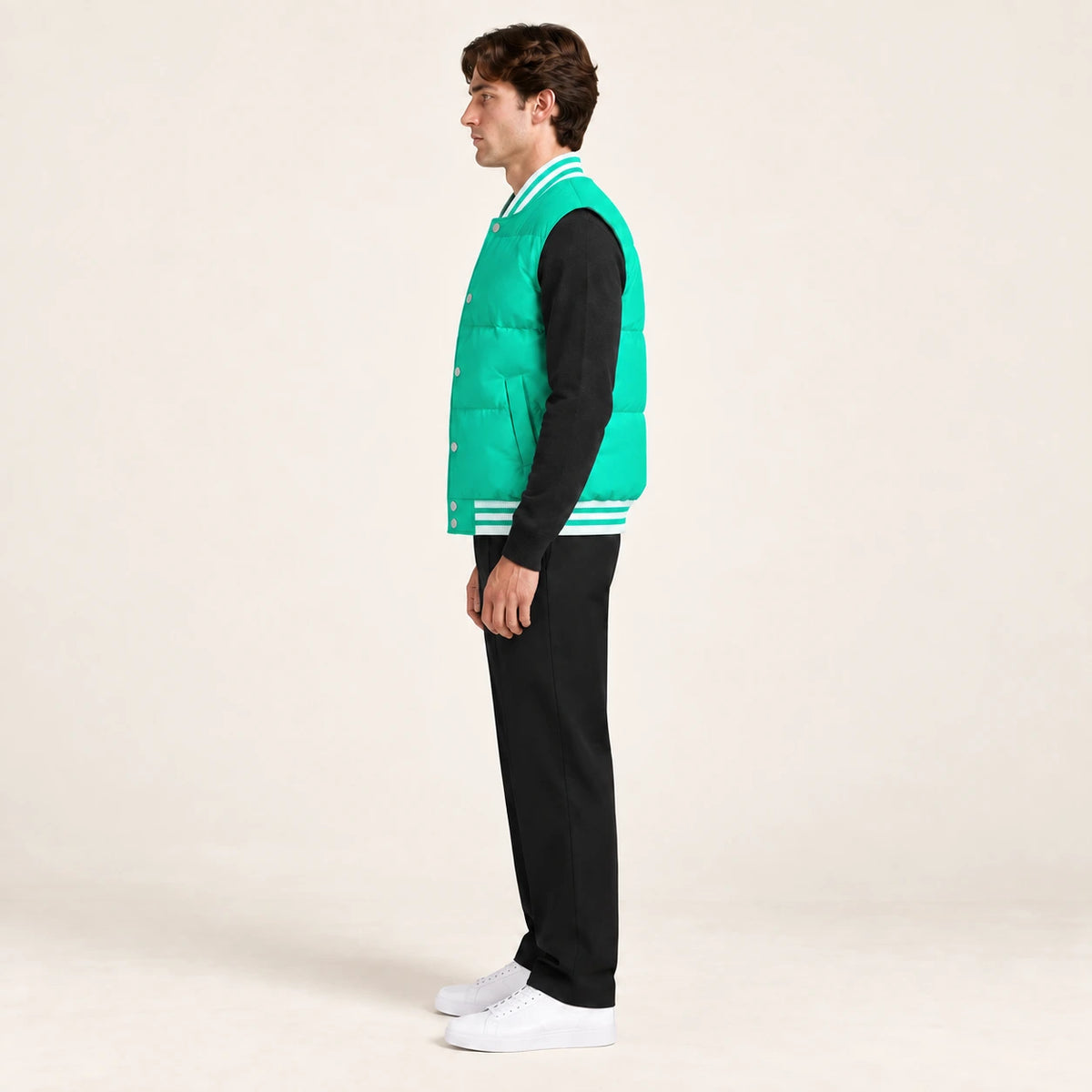 Gilet matelassé vert émeraude, vue de profil dans le studio IVAREE