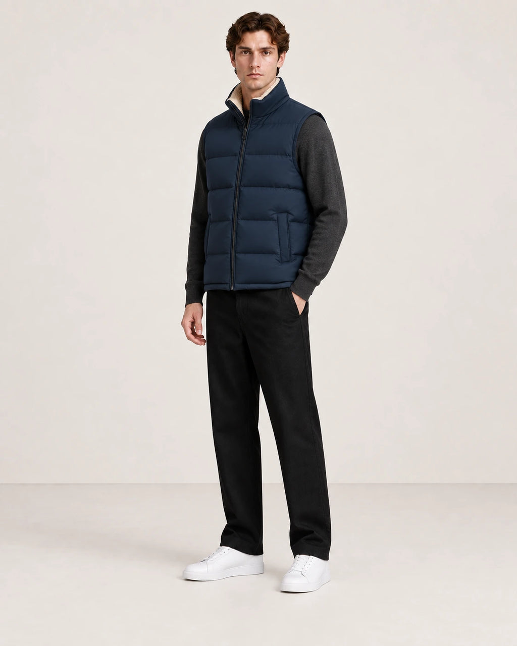 Gilet matelassé bleu marine sans manches et à poches plaquées, vu de trois-quarts avant dans le studio IVAREE.