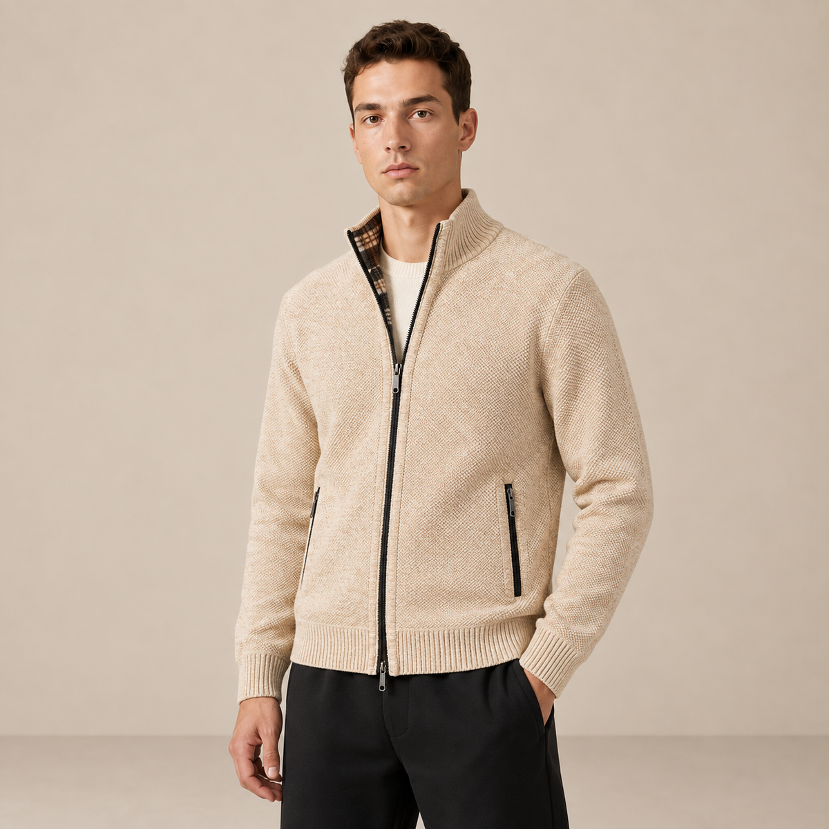 Détail du gilet à col montant beige IVAREE