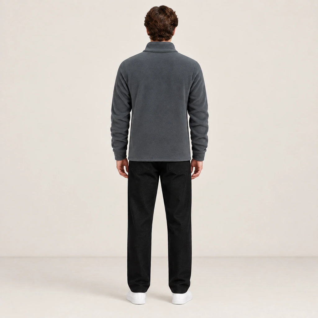 Gilet polaire gris à col montant doublé, vu de dos dans le studio IVAREE.
