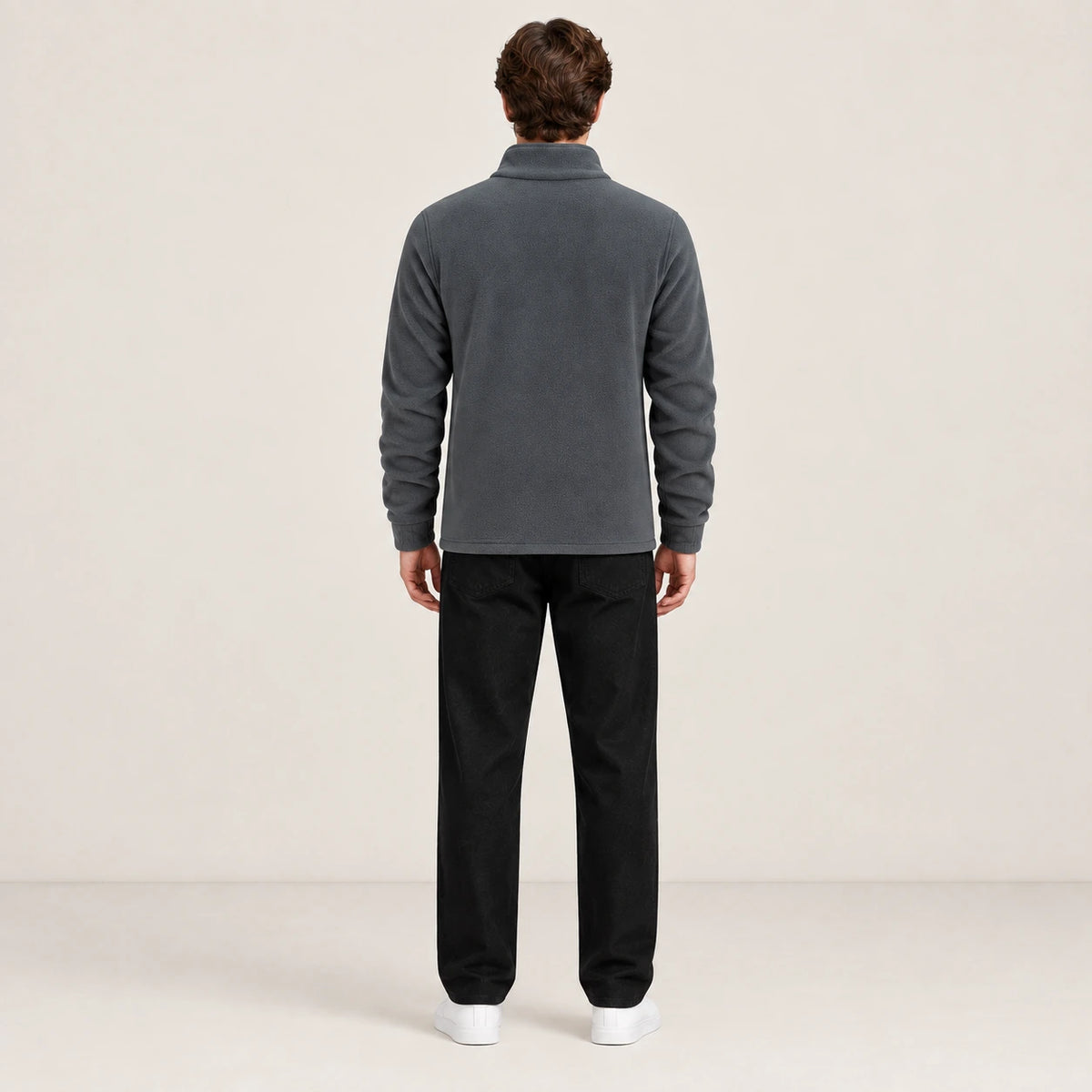 Gilet polaire gris à col montant doublé, vu de dos dans le studio IVAREE.