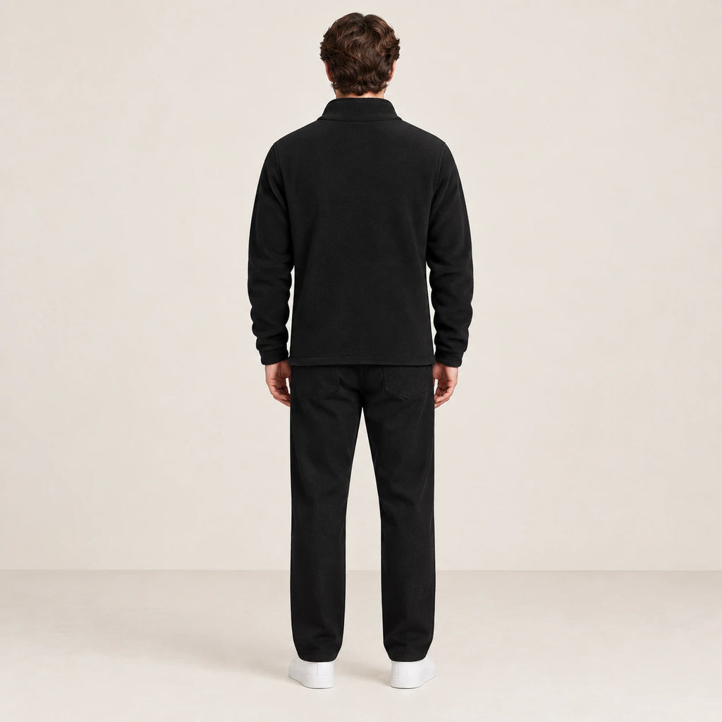 Gilet polaire noir à col montant doublé, vu de dos dans le studio IVAREE.